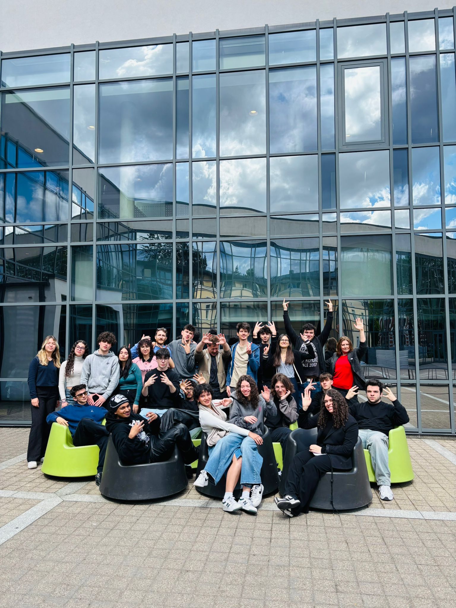 Starptautisks mācību kurss Saules skolā: studenti no Itālijas apgūst mākslas digitalizāciju