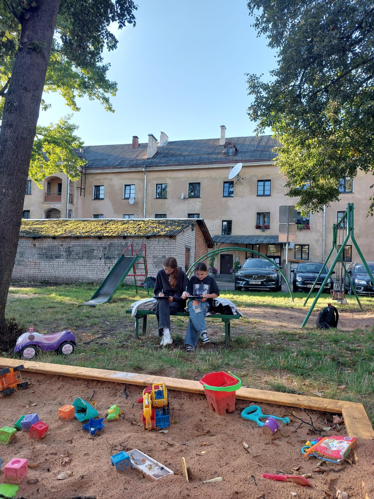 Mākslas skolā sācies rudens plenērs: DODAMIES PĒTĪT DAUGAVPILI – SALĪDZINĀM PAGALMUS!